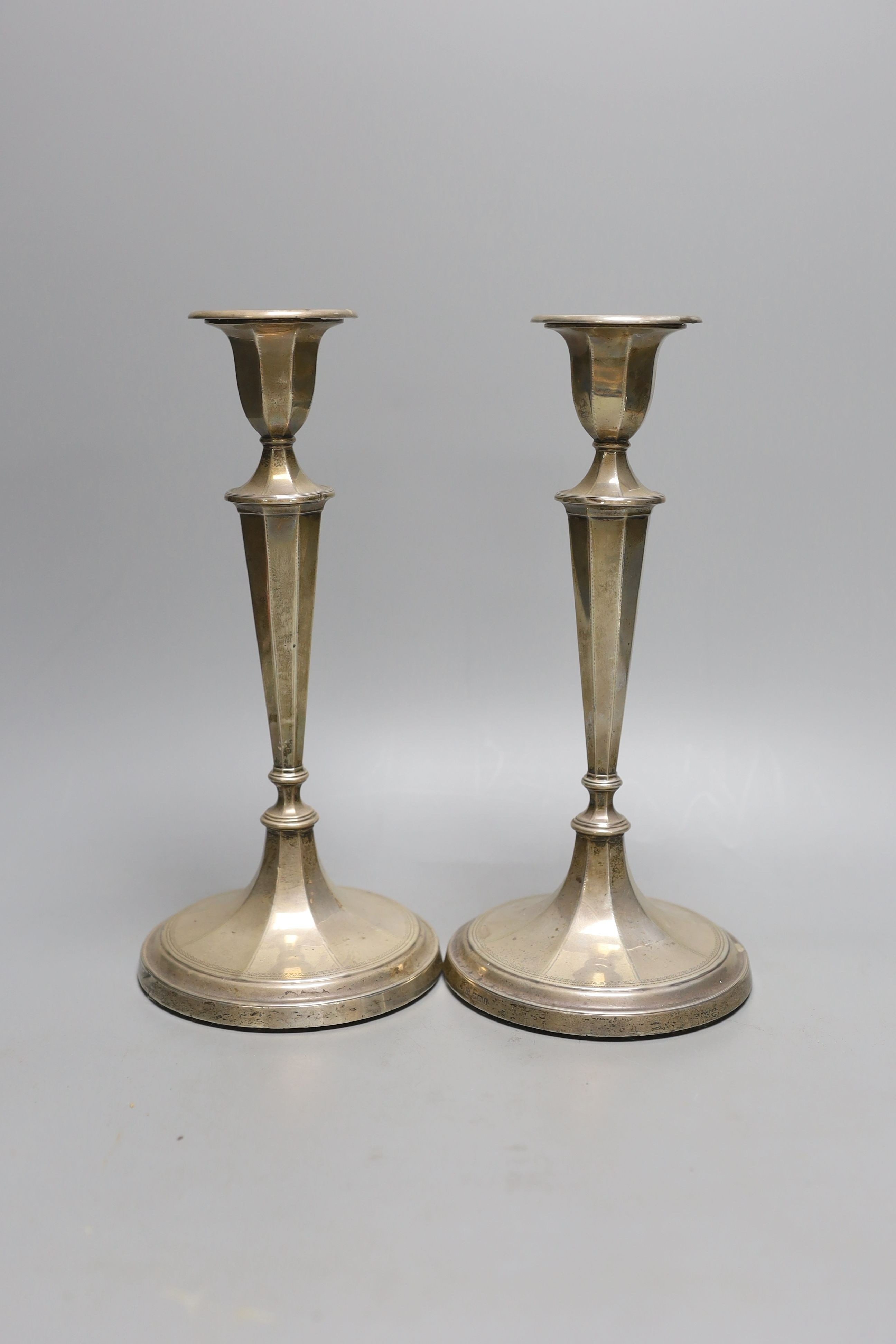 A pair of George V silver candlesticks, Fordham & Faulkner, Sheffield, 1911, height 25.8cm, weighted.